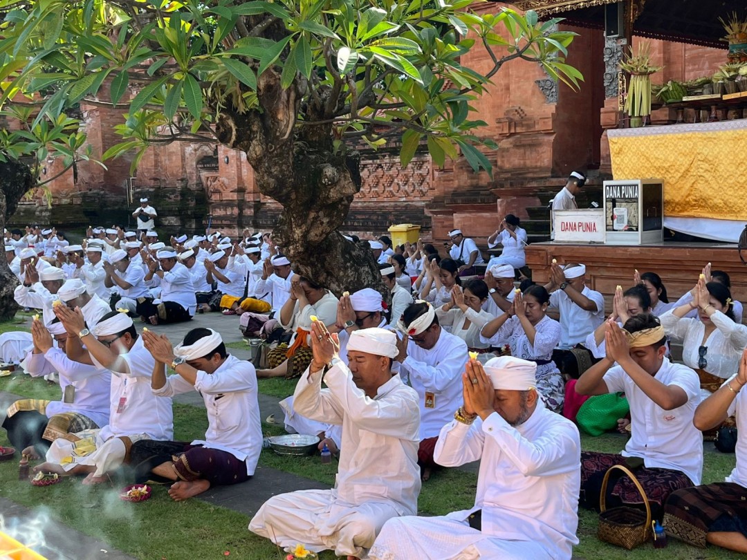 Acara Ngayah Nyanggra Rainan Purnama Tilem Lan Ngaturang Sembah Pangubakti ring Pura Agung Jagatnatha