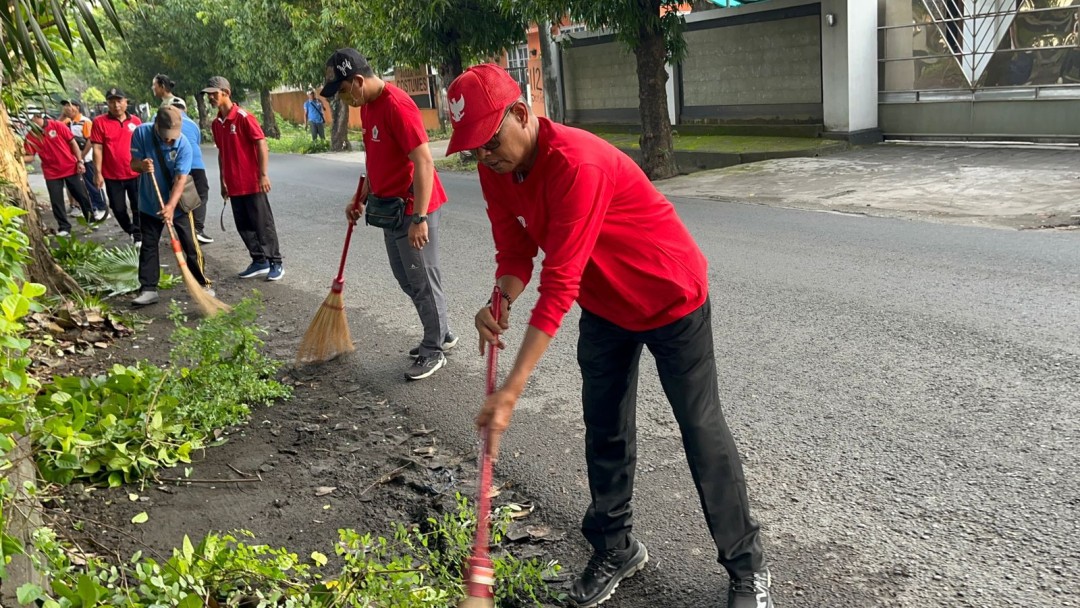 Kegiatan Aksi Bersih - Bersih Sampah yang berlokasi di Jalan Mertarsari