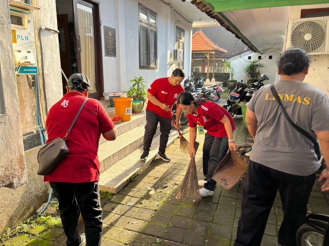 Kegiatan Jumat Bersih yang berlokasi di Area Kantor Perbekel Desa Sidakarya