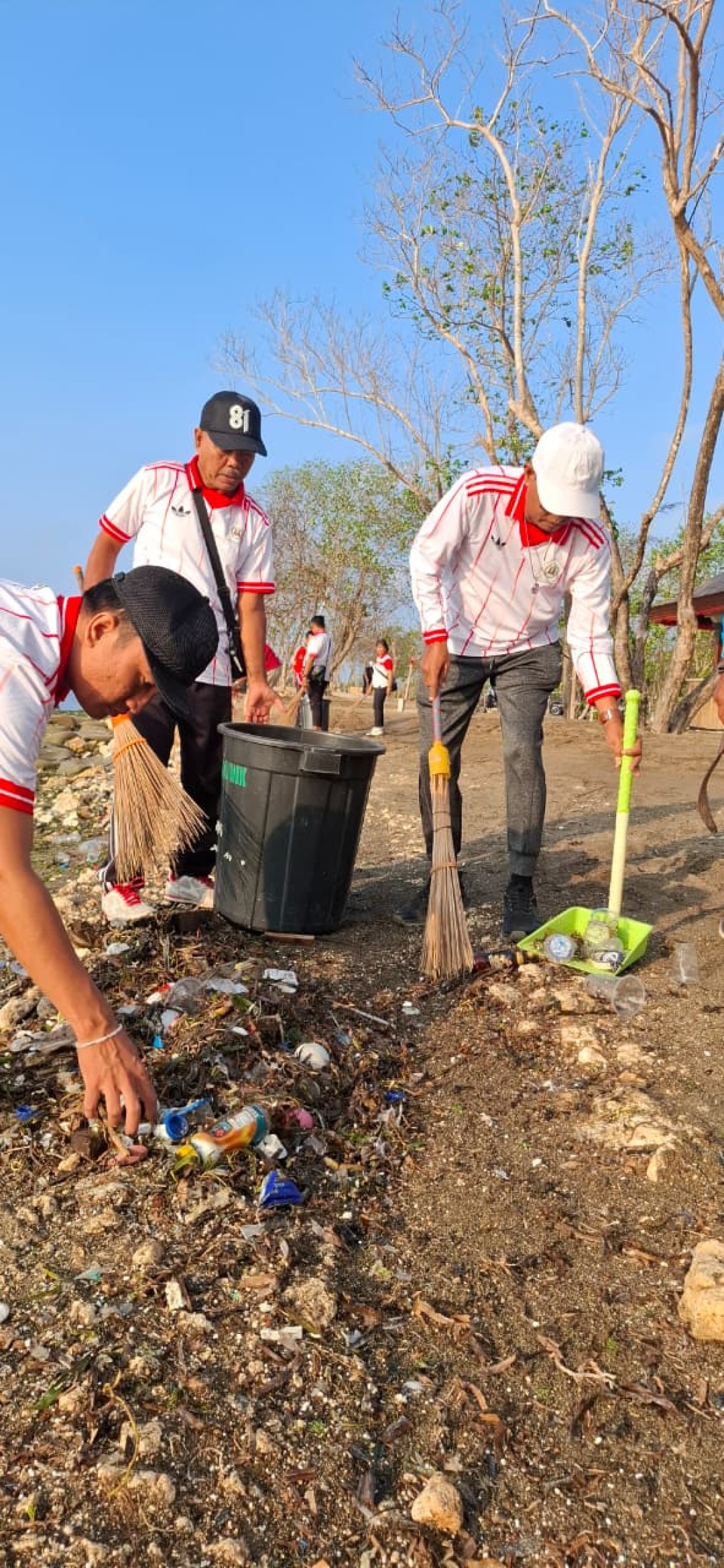 Kegiatan Jumat Bersih yang berlokasi di Pantai Sidakarya