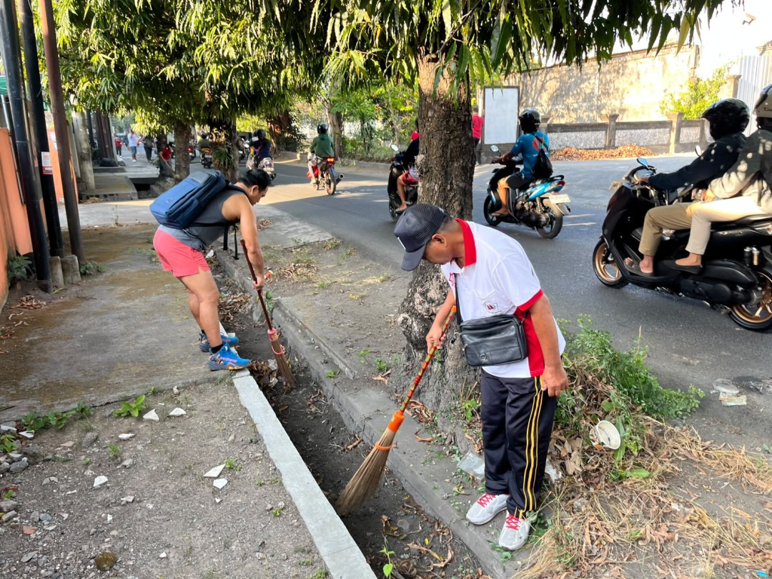 Kegiatan Jumat Bersih yang berlokasi di Seputaran TPS 3 R Jl. Mertasari ke Utara