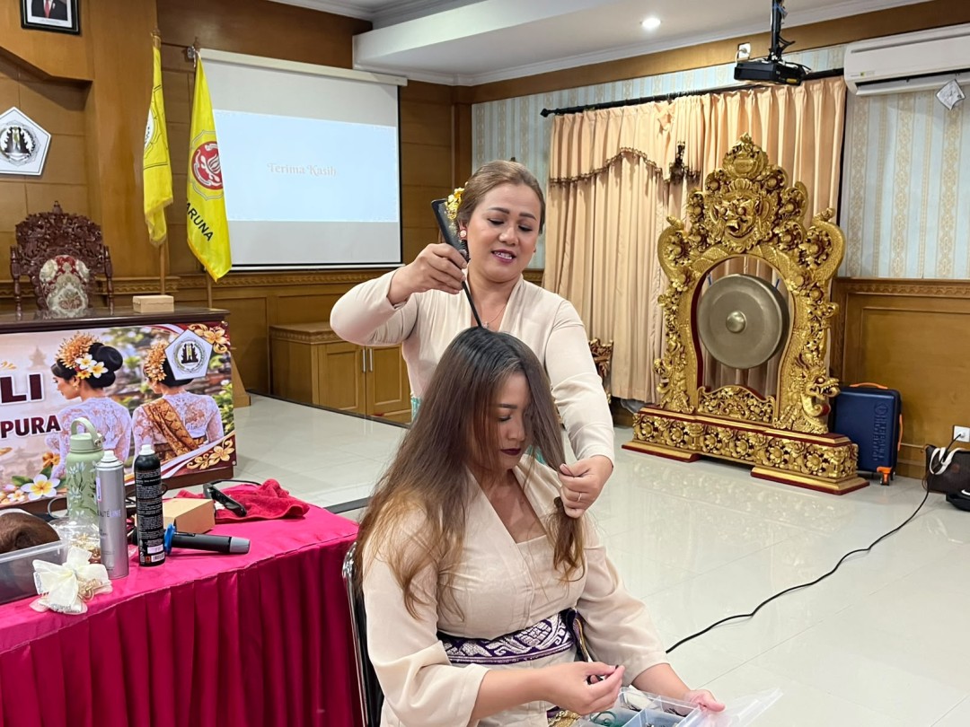 PELATIHAN SANGGUL BALI DAN TATA BUSANA ADAT BALI KE PURA DESA SIDAKARYA TAHUN 2026