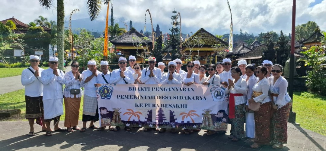 Pemerintah Desa Sidakarya ngelaksanayang Bakti Penganyaran ring Pura Penataran Agung Besakih.