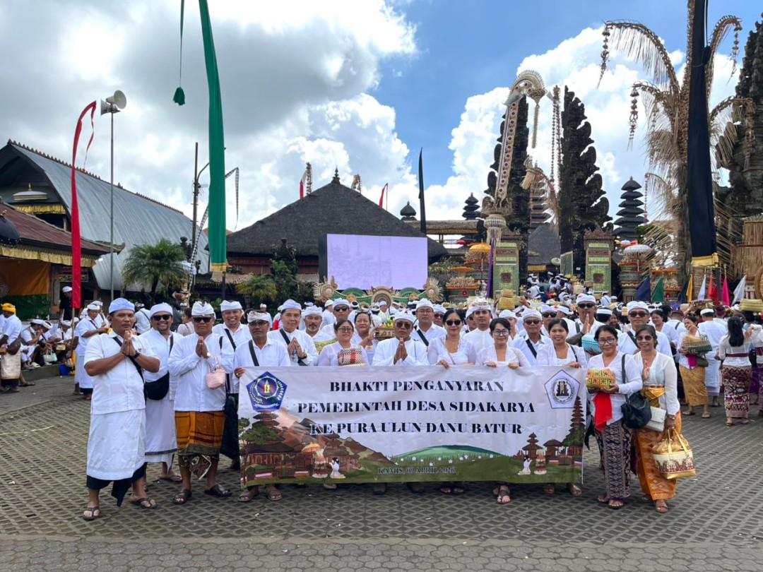Pemerintah Desa Sidakarya ngelaksanayang Bakti Penganyaran ring Pura Ulun Danu Batu