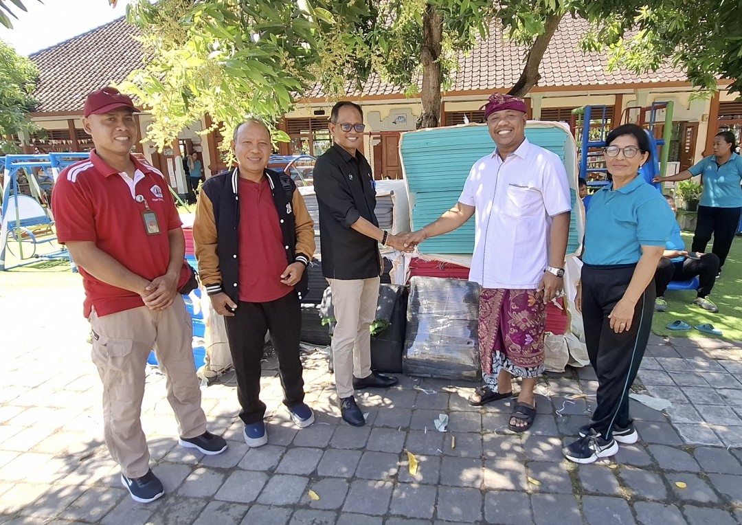 Penyerahan Matras Puzzle dan Rumput Sintetis Kepada TK/Paud Sudha Kumara