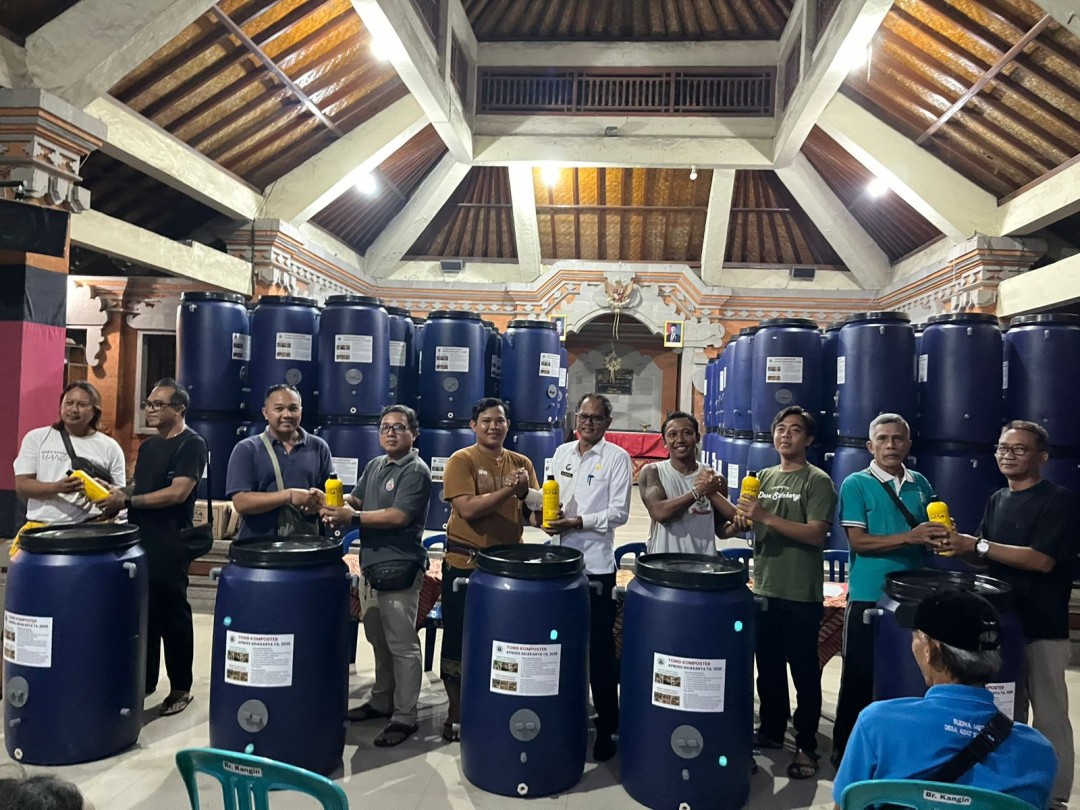 PENYERAHAN TONG KOMPOSTER DI DUSUN SEKAR KANGIN