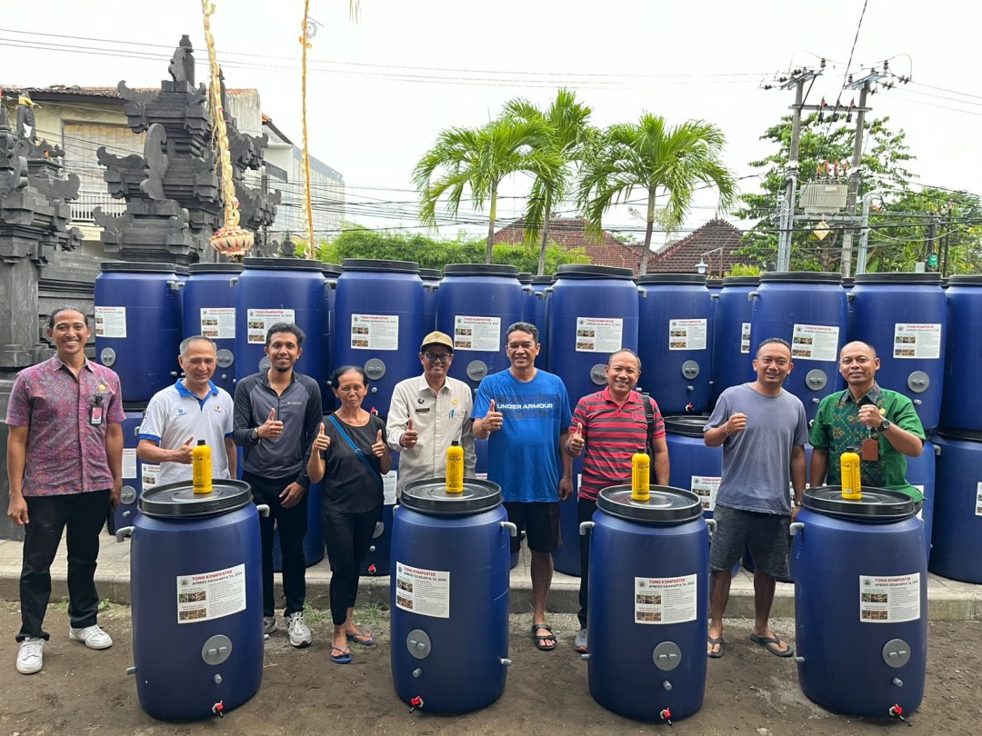 Penyerahan Tong Komposter kepada warga yang berlokasi di Dusun Kerta Raharja.