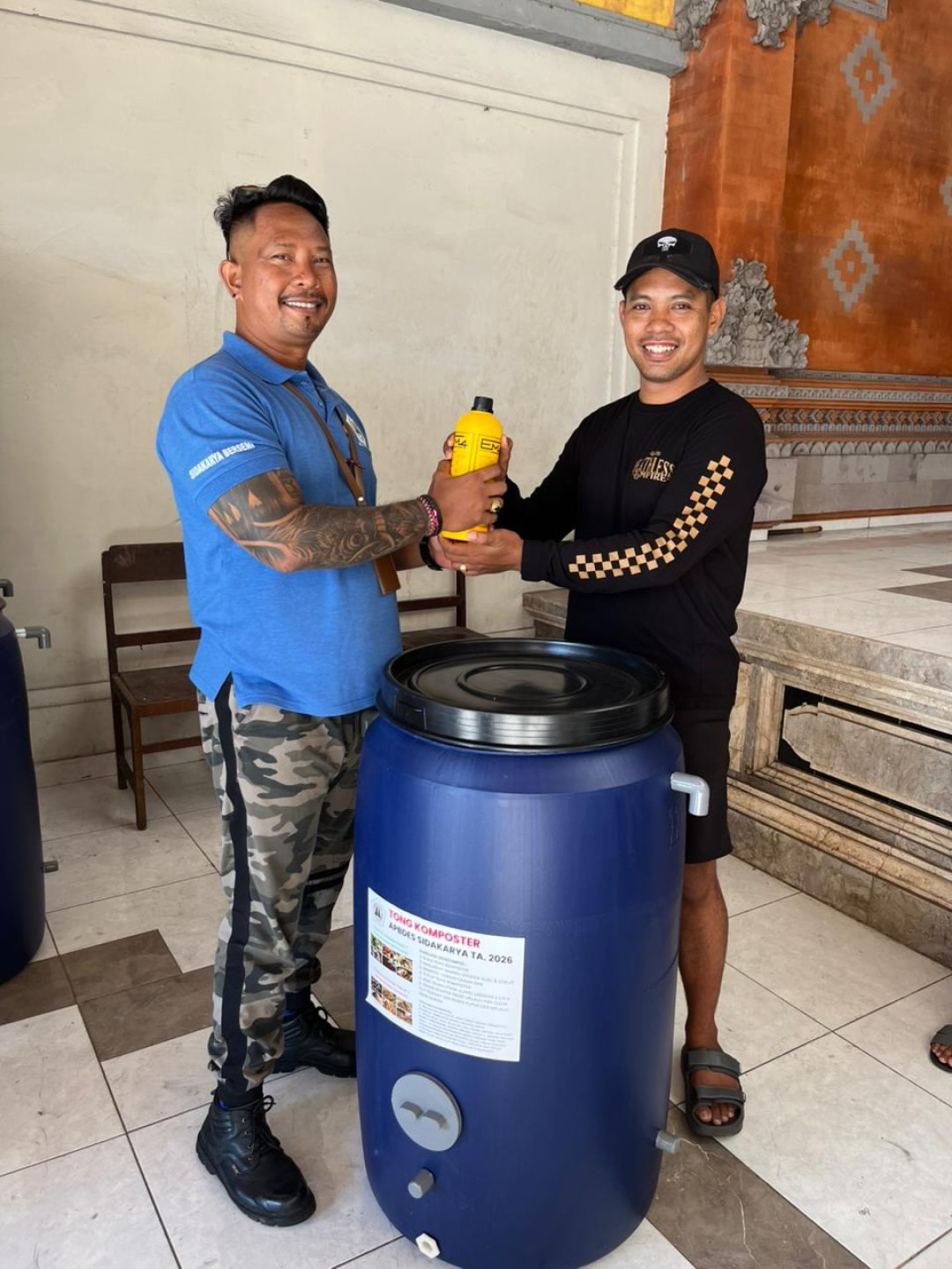 Penyerahan Tong Komposter kepada warga yang berlokasi di Dusun Sari