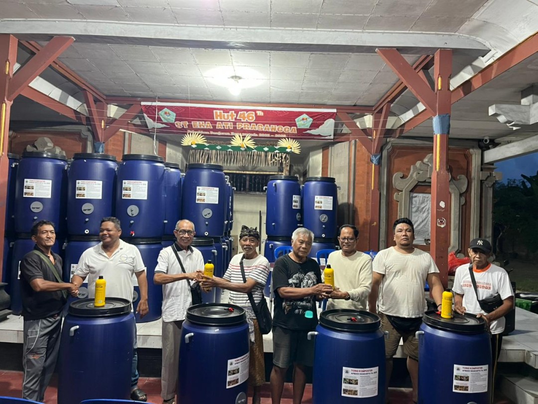 Penyerahan Tong Komposter kepada warga yang berlokasi di Dusun Suwung Kangin