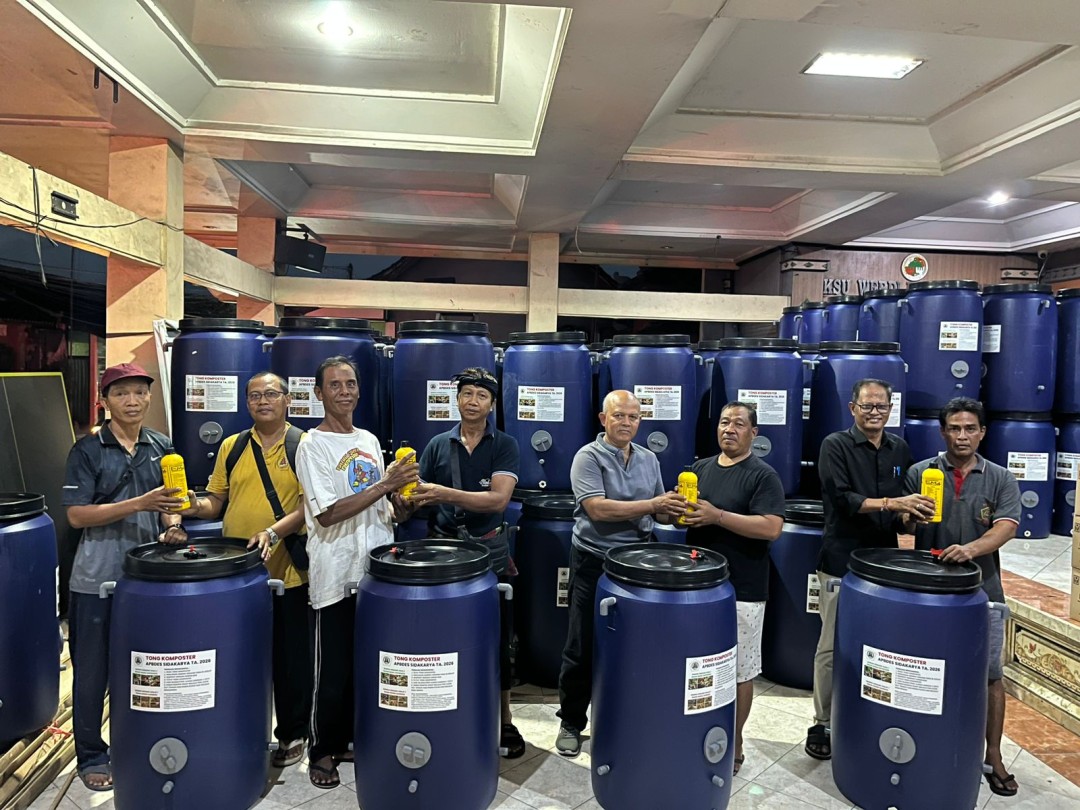 Penyerahan Tong Komposter kepada warga yang berlokasi di Dusun Tengah