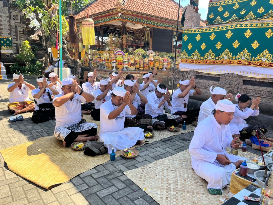 Perbekel Desa Sidakarya kesarengin Perangkat Desa, staff makesami Ngaturang Pawiletan kelanturang antuk matur sembah pangubakti ring Pujawali Pura Dalem Sudha