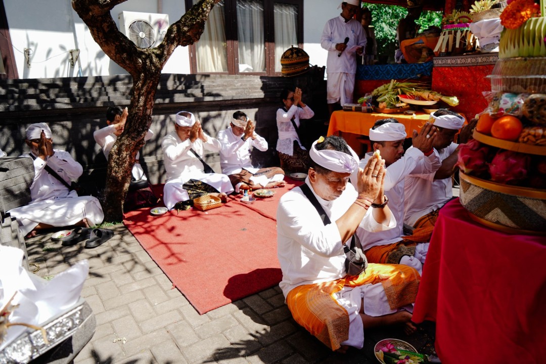 Pujawali ring Pura Buana Giri Kantor Perbekel Desa Sidakarya